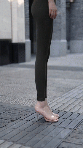 搞笑GIF图：小姐姐这是越跳越开心啊